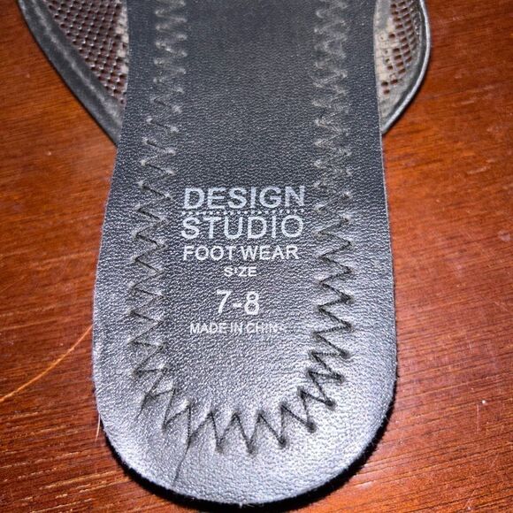 Designed slippers size 7/8 - Picture 4 of 4